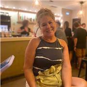 He sido profesor por 20 años. Estudie educación y periodismo. También una especialización en planificación en educación